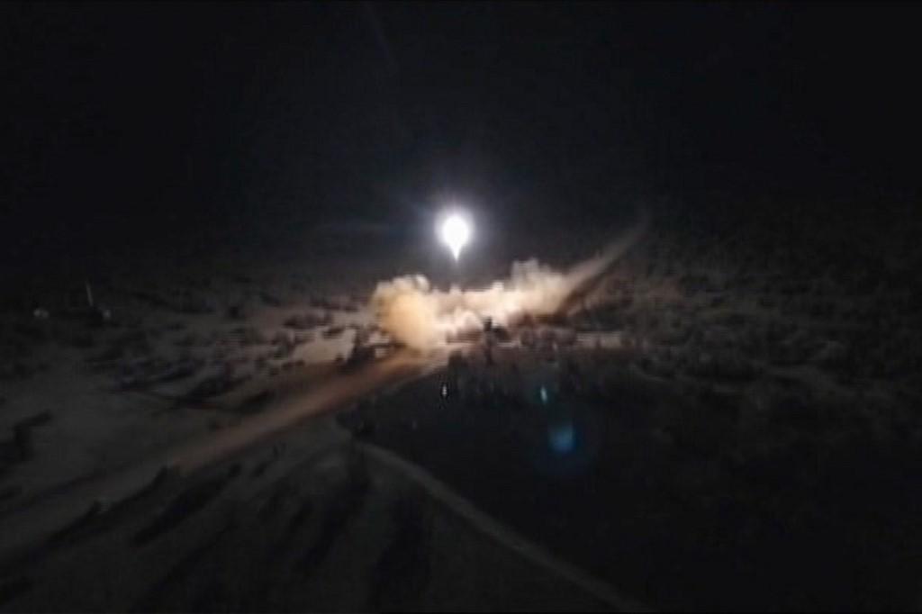 صورة من فيديو نشرته وكالة أنباء إيران برس الحكومية تظهر صواريخ أطلقتها إيران على قاعدة عين الأسد في العراق. 8 كانون الثاني/ يناير 2020. / أ ف ب