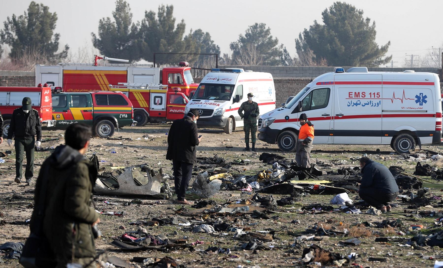 فرق إنقاذ وسط الأنقاض بعدما تحطمت طائرة أوكرانية تقل 176 راكبا بالقرب من مطار الإمام الخميني في العاصمة الإيرانية طهران. 8 يناير 2020. (أ ف ب)