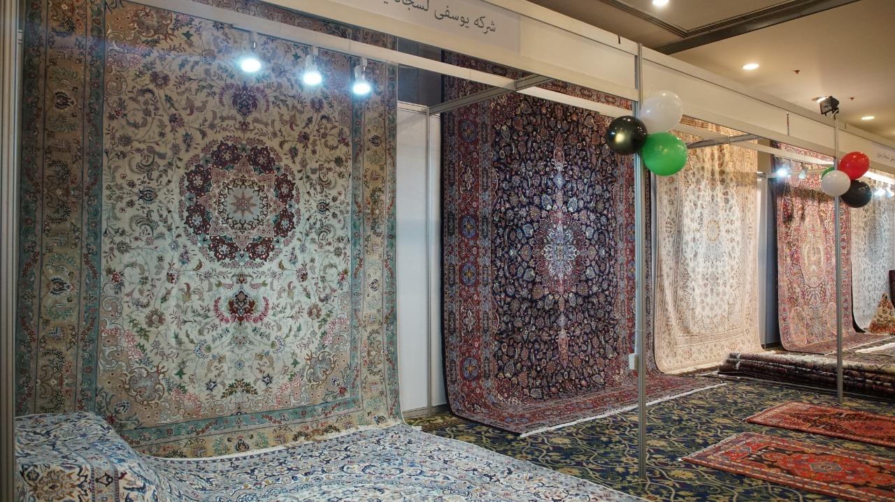 سجاد معروض في معرض للصناعات الإيرانية في عمّان. 