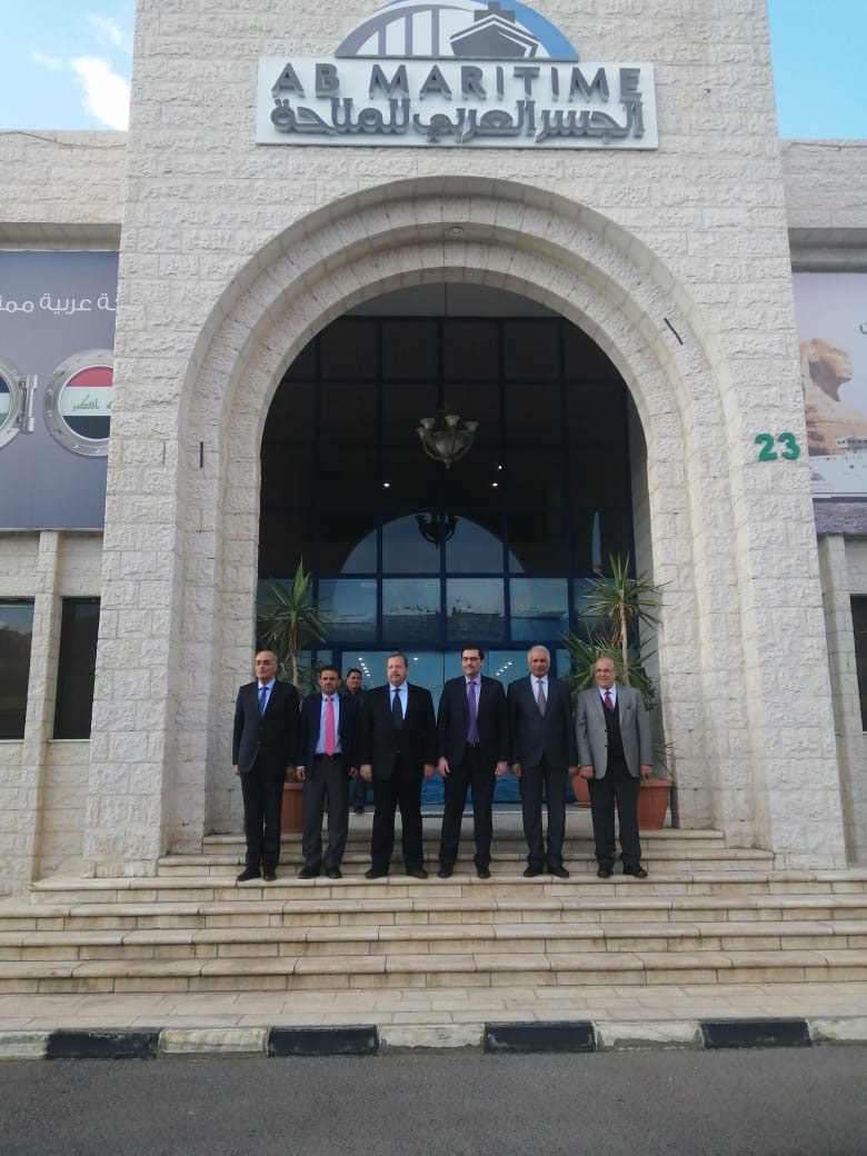 وزير النقل خالد سيف خلال زيارته شركة الجسر العربي للملاحة. (وزارة النقل)