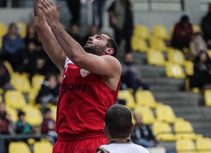 جانب من مباراة الأرثوذكسي والأهلي ضمن الدور نصف النهائي في دوري بنك الإسكان الممتاز لكرة السلة. (اللجنة الأولمبية الأردنية)