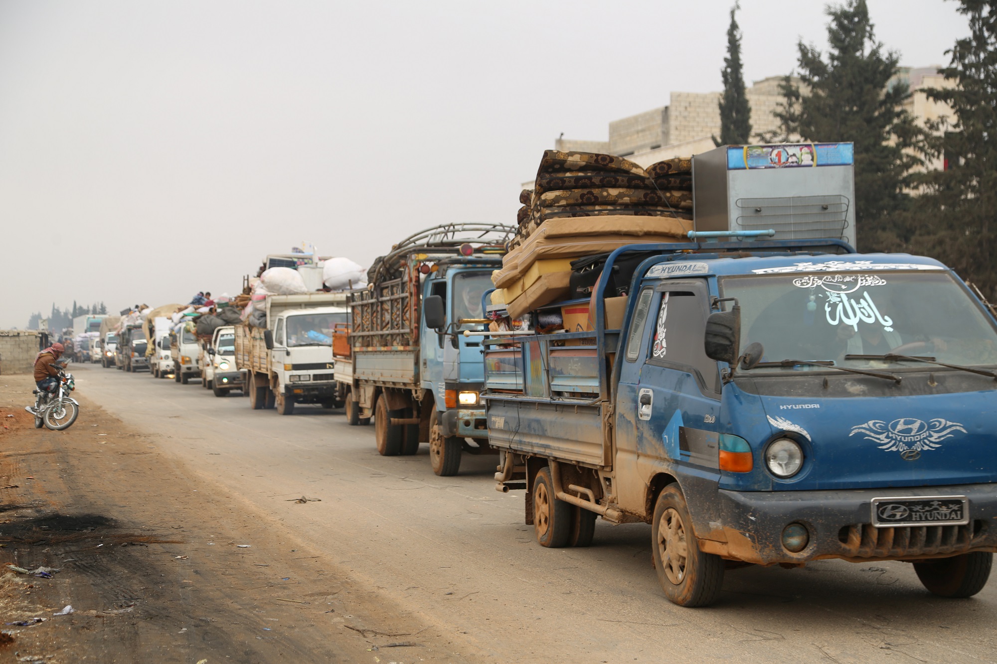 شاحنات تحمل أمتعة أشخاص يفرون من هجمات في إدلب السورية. 24 كانون الأول/ ديسمبر 2019. (محمود حسانو/ رويترز)