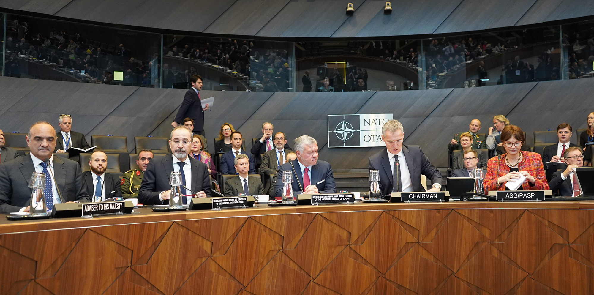 جلالة الملك عبدالله الثاني مع الأمين العام لمنظمة حلف شمال الأطلسي (الناتو) ينس ستولتنبرغ خلال اجتماع مع أعضاء مجلس الحلف في العاصمة البلجيكية بروكسل. (الديوان الملكي الهاشمي)