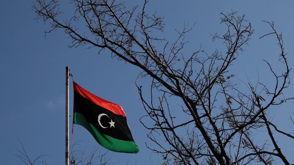 علم ليبيا يرفرف فوق القنصلية الليبية في أثينا في اليونان. 6 كانون أول/ ديسمبر 2019. (كوستاس بالتاس/ رويترز)