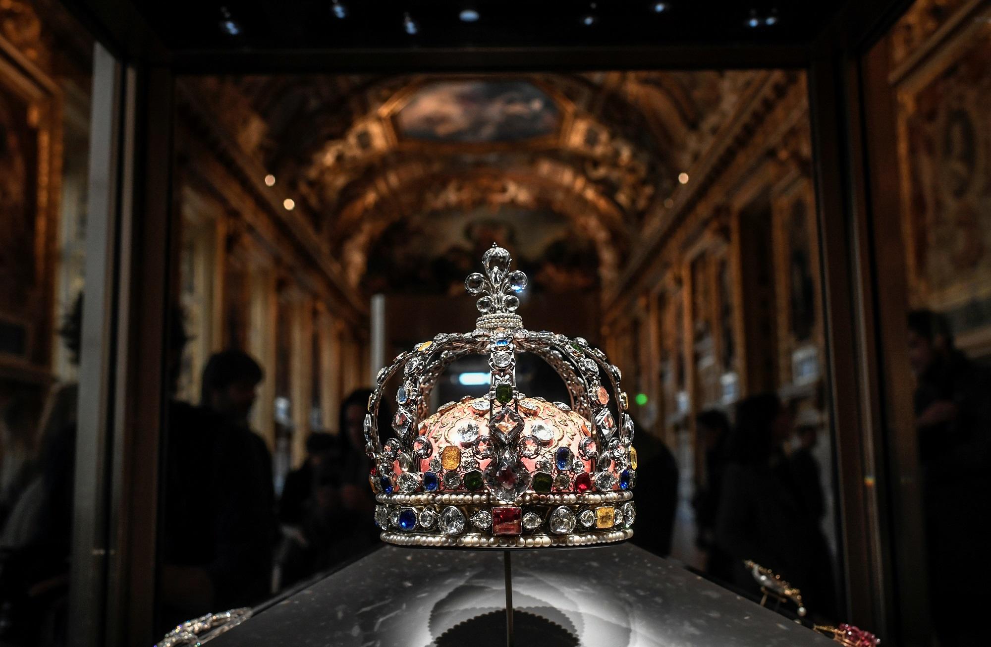 تاج الملك لويس الخامس عشر المعروض في متحف اللوفر في باريس.  14 كانون أول/ يناير 2020. ستيفان دي ساكوتين/ أ ف ب
