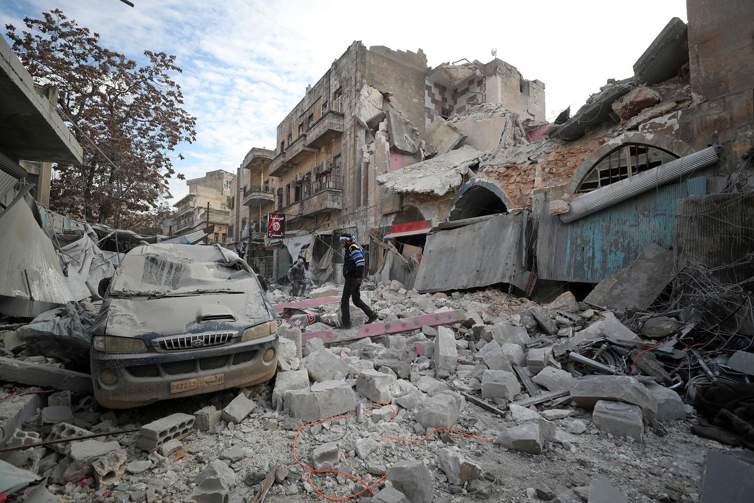 بيوت منهارة نتيجة قصف جوي على مدينة إدلب السورية. (أ ف ب)