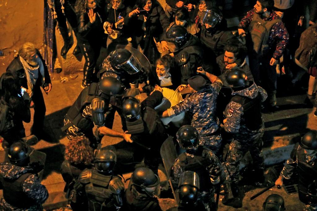 الأمن اللبناني يعتقل محتجاً بعد تجمع لمناهضين للحكومة في العاصمة بيروت، 15 يناير/كانون الثاني 2020. (أنور عمرو/ أ ف ب)