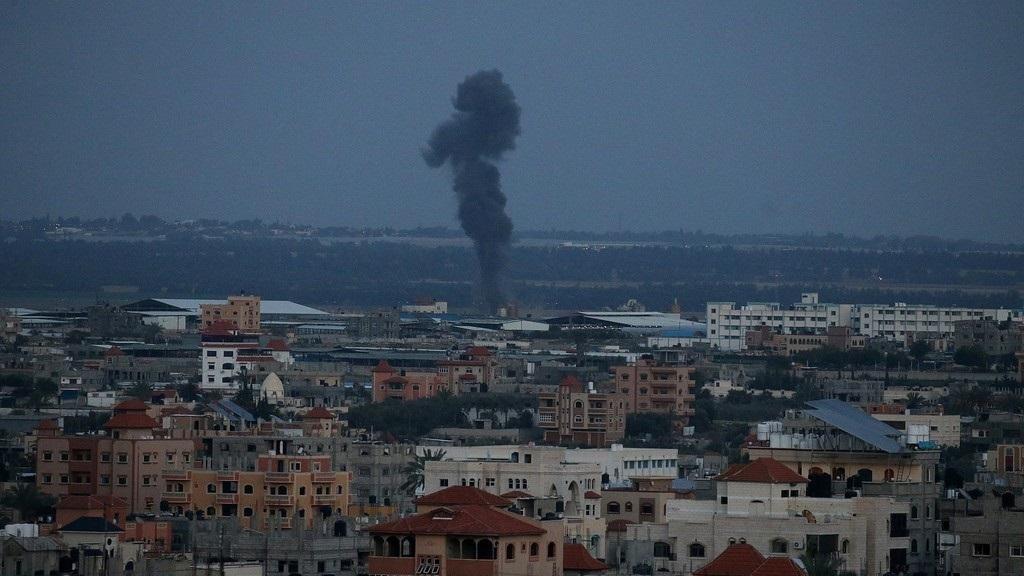 صورة أرشيفية لقصف طيران حربي إسرائيلي لموقع في قطاع غزة. (أ ف ب)