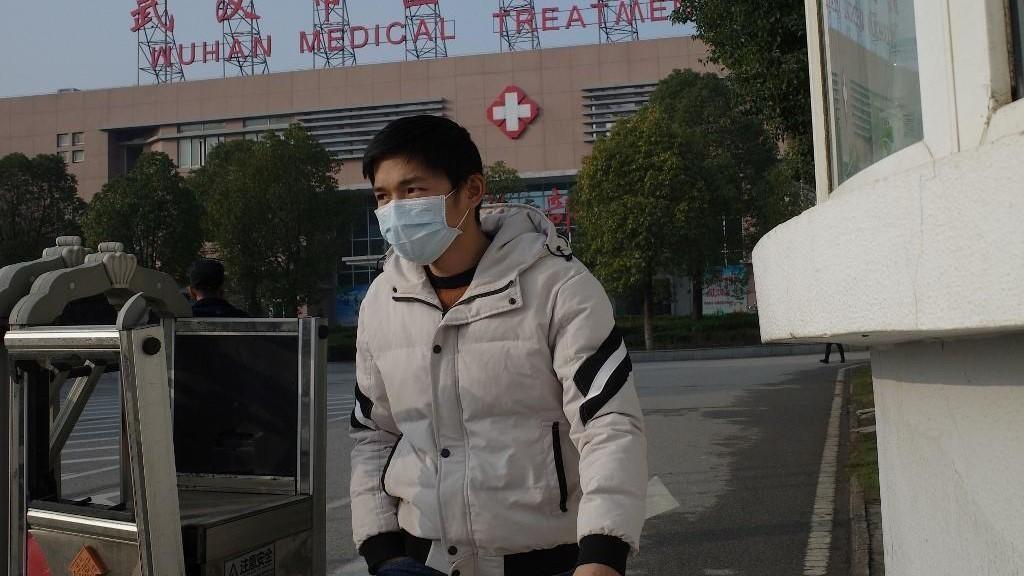 رجل مصاب زار مدينة ووهان الصينية التي يوجد بها تفش للالتهاب الرئوي يُعتقد أنه نتيجة الإصابة بالسلالة الجديدة من الفايروس التاجي. أ ف ب