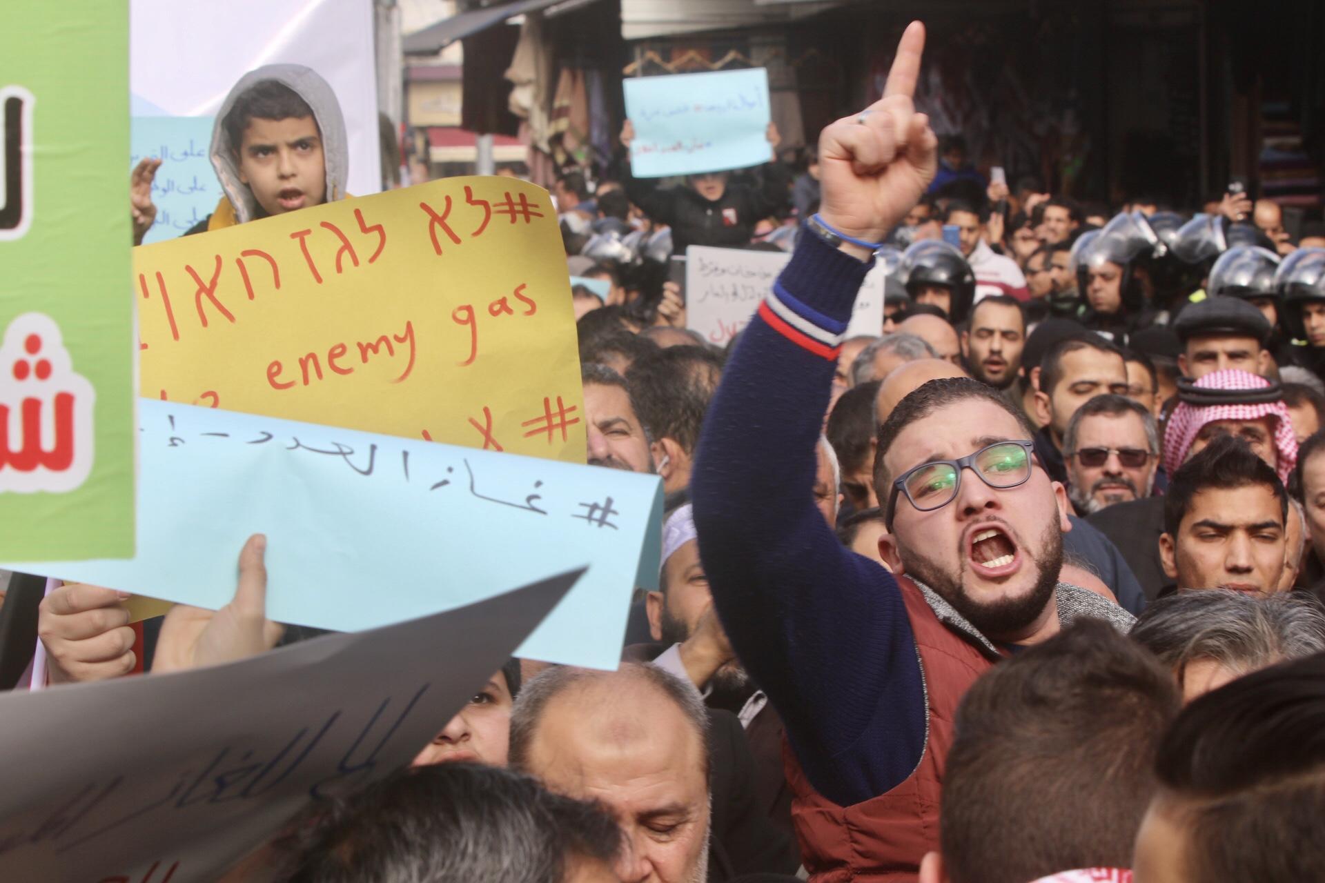 مسيرة في منطقة وسط البلد في العاصمة عمّان شارك فيها أحزاب وفعاليات شعبية تطالب بإلغاء اتفاقية الغاز. (صلاح ملكاوي/ المملكة)