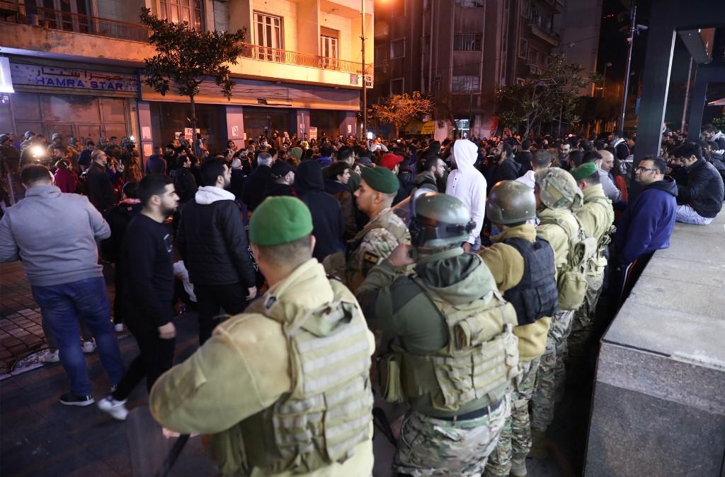 جنود الجيش اللبناني يقفون عند مدخل أحد البنوك في العاصمة اللبنانية بيروت. 16 يناير / كانون الثاني 2020. أنور عمرو / أ ف ب