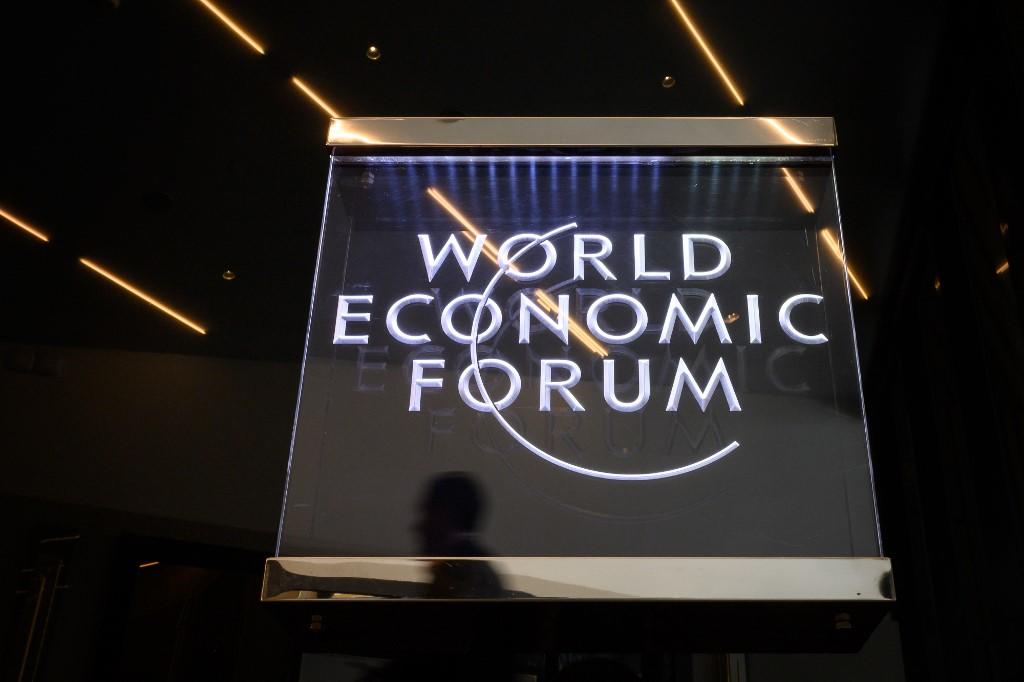 صورة التقطت في 21 كانون الثاني (يناير) 2019 ويظهر بها شعار المنتدى الاقتصادي العالمي، يعقد الاجتماع السنوي الخمسون للمنتدى الاقتصادي العالمي في دافوس في الفترة من 21 إلى 24 يناير 2020. فابريس كوفريني / أ ف ب