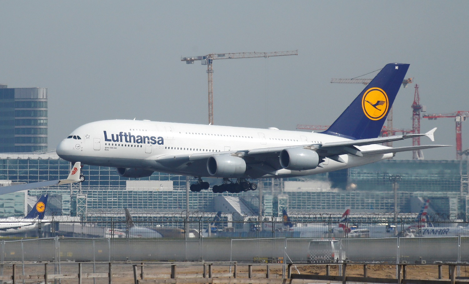 طائرة لشركة الطيران الألمانية لوفتهانزا تهبط في مطار فرانكفورت. ألمانيا .29 أبريل 2019. (رويترز) / رالف أورلوسكي