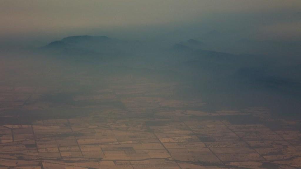دخان وضباب فوق الجبال الأسترالية جراء حرائق الغابات،7 كانون الثاني/ يناير 2020. (أ ف ب)