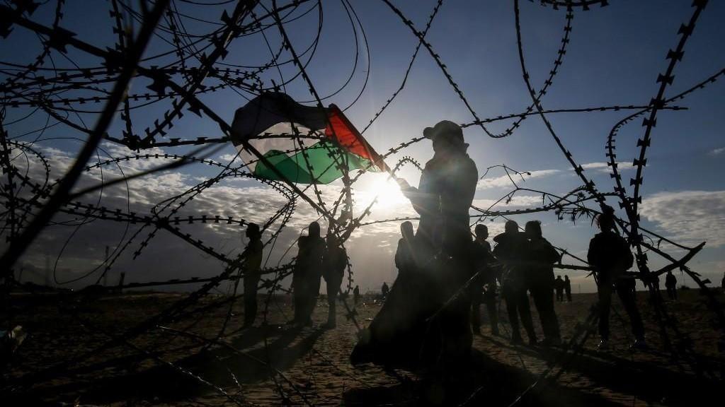 متظاهرون فلسطينيون قرب السياج الفاصل شرق رفح في قطاع غزة، 27 كانون الأول/ديسمبر 2019. (سعيد خطيب/ أ ف ب)