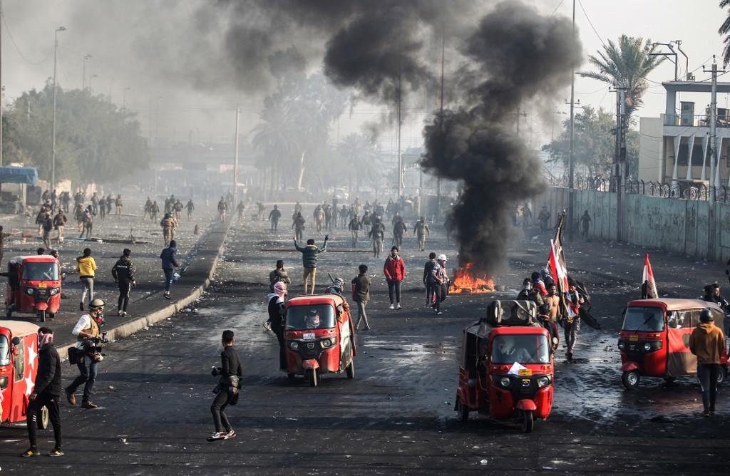 متظاهرون عراقيون خلال احتجاجات مستمرة مناهضة للحكومة في بغداد. 20 كانون ثاني/ يناير 2020. (أحمد الربيعي/ أ ف ب)