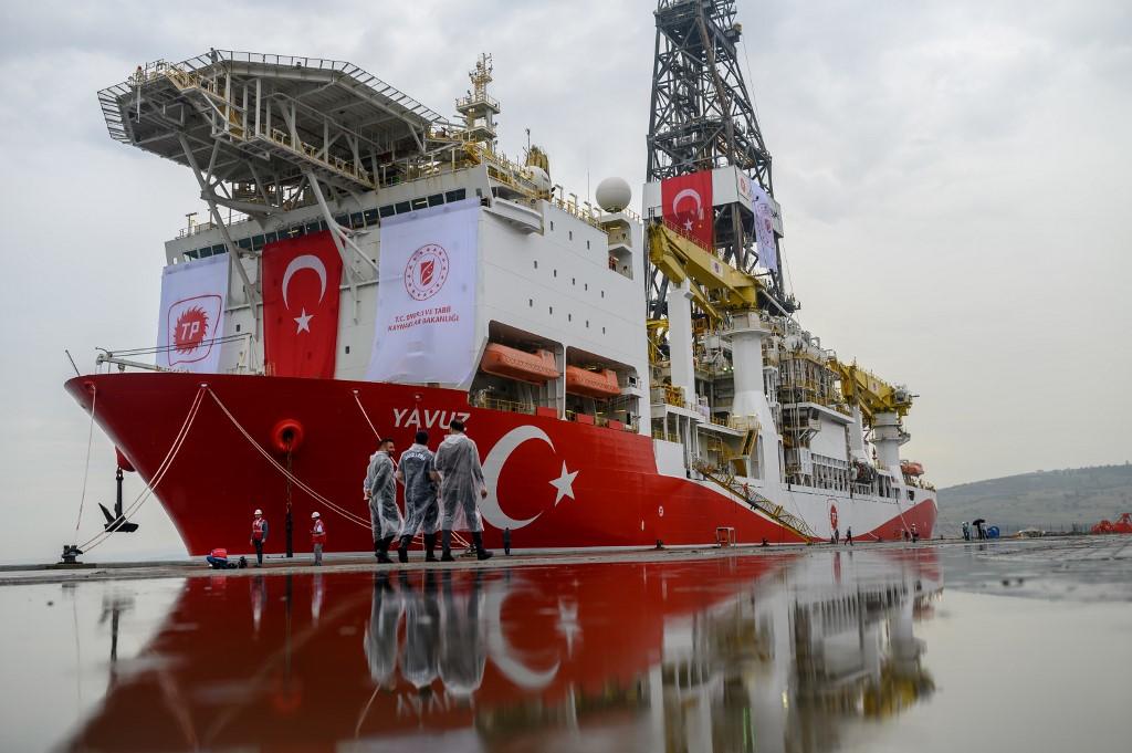 ضباط شرطة أتراك في دورية في ميناء ديلوفاسي، قرب إسطنبول بجوار سفينة الحفر "يافوز" التي كان مقرراً لها البحث عن النفط والغاز قبالة قبرص 20 حزيران/يونيو 2019. (أ ف ب)