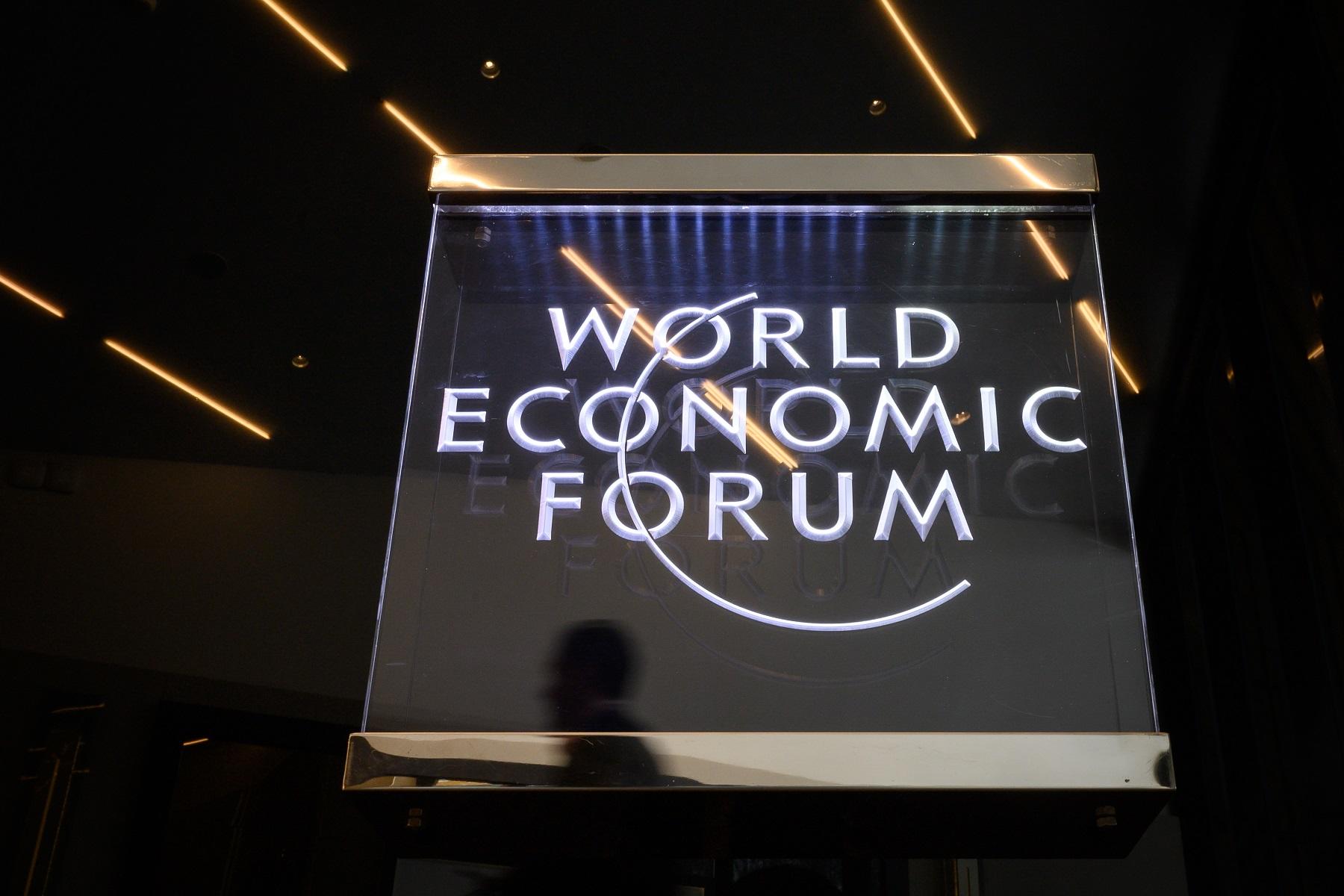 رجل يتخطى علامة المنتدى الاقتصادي العالمي (WEF) قبل الاجتماع السنوي في مركز المؤتمرات في دافوس. 21 يناير 2019. (أ ف ب)