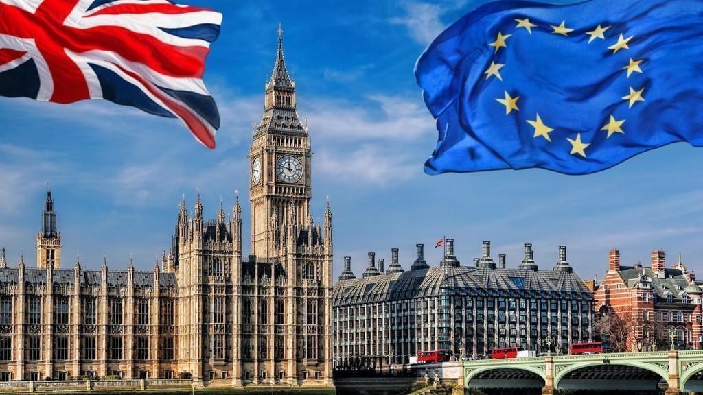 علما الاتحاد الأوروبي وبريطانيا في لندن. (shutterstock)