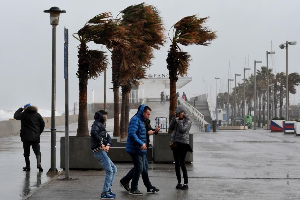 توقّعت وكالة الأرصاد الجوية الإسبانية أن تستمرّ هذه العاصفة حتى الأربعاء. أ ف ب