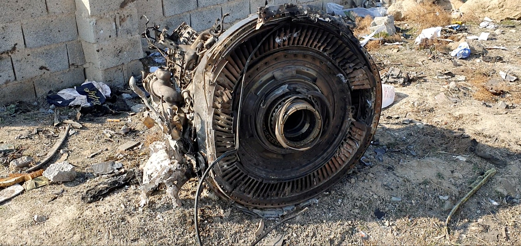 حطام طائرة تابعة للخطوط الجوية الأوكرانية سقطت بعد إقلاعها من مطار الإمام الخميني الإيراني. 08/01/2020. (رويترز)