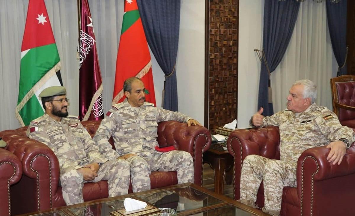 رئيس هيئة الأركان المشتركة يبحث مع قائد الشرطة العسكرية القطرية ما يخدم مصلحة القوات المسلحة في البلدين. (بترا)