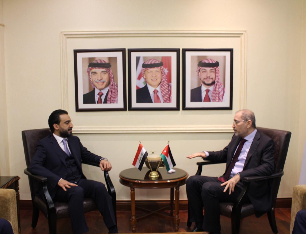 وزير الخارجية وشؤون المغتربين أيمن الصفدي (يمين) مع رئيس مجلس النواب العراقي محمد الحلبوسي. (وزارة الخارجية)