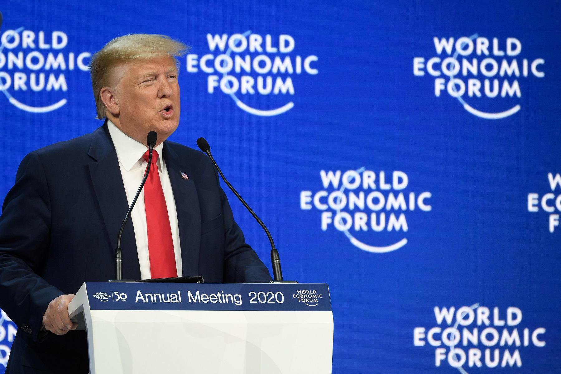 يلقي الرئيس الأمريكي دونالد ترامب خطابا في مركز الكونغرس خلال الاجتماع السنوي للمنتدى الاقتصادي العالمي (WEF) في دافوس. في 21 يناير 2020. (أ ف ب)