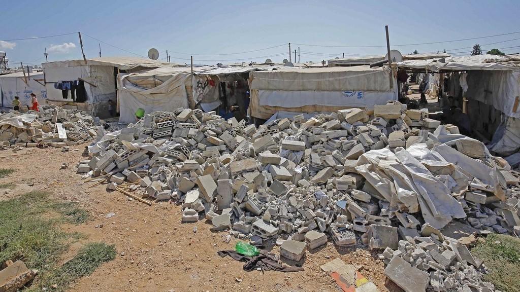 صورة تظهر منازل مدمرة في شمال غرب سوريا بعد قصف روسي. (أ ف ب)