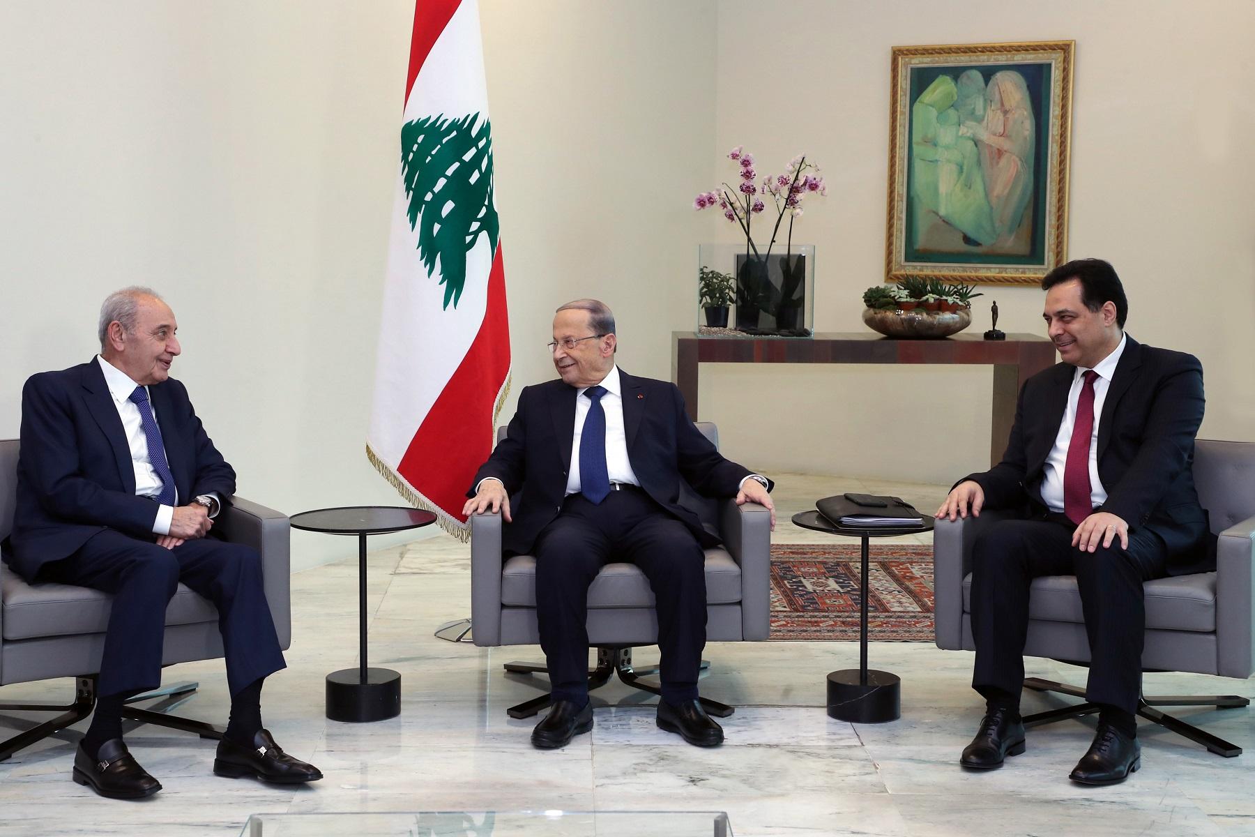 رئيس البرلمان اللبناني نبيه بري والرئيس ميشال عون مع رئيس الوزراء المكلف حسن دياب في القصر الرئاسي. 22 كانون الثاني (يناير) 2020. (أ ف ب)