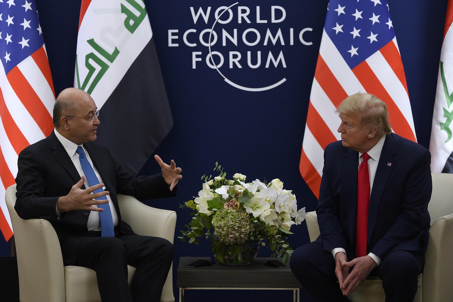 الرئيس الأميركي دونالد ترامب يتحدث إلى الرئيس العراقي برهم صالح خلال اجتماع في المنتدى الاقتصادي العالمي في دافوس. 22 يناير 2020. (أ ف ب)