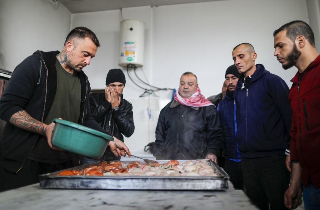 الطاهي الإيطالي غابرييل روبيني الملقب بـ "الشيف روبيو" خلال تدريبه لسجناء في قطاع غزة على إعداد الوجبات الإيطالية، 21 كانون الثاني/يناير 2020. (محمود همص/ أ ف ب)
