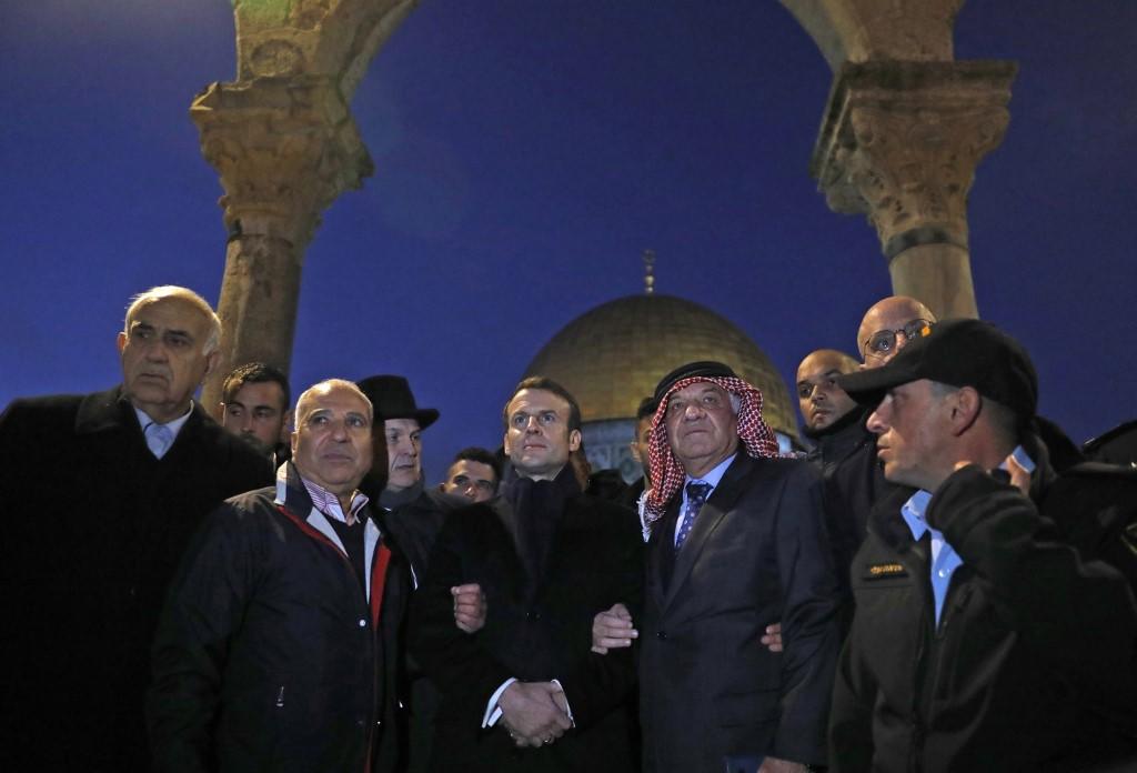 الرئيس الفرنسي إيمانويل ماكرون خلال وجوده في باحة المسجد الأقصى. (أحمد غرابلي/ أ ف ب)