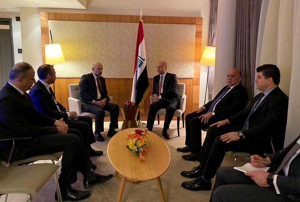 رئيس الوزراء عمر الرزاز خلال لقائه الرئيس العراقي برهم صالح في دافوس في سويسرا. (بترا)