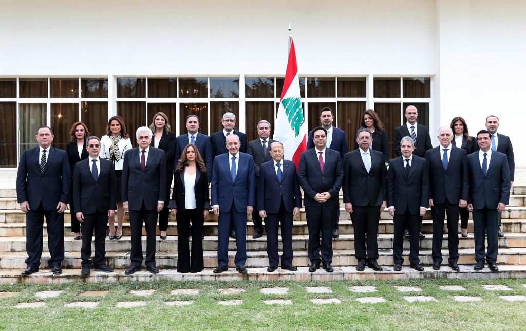 أعضاء الحكومة اللبنانية الجديدة في قصر بعبدا. (أ ف ب)