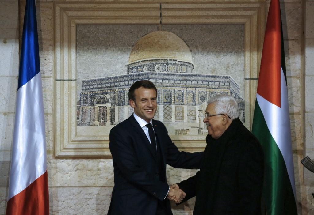 الرئيس الفلسطيني محمود عباس خلال استقباله نطيره الفرنسي إيمانويل ماكرون في رام الله. (عباس مومني/ أ ف ب)