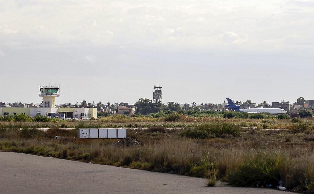 قرار المطار أتى عقب إعلان قوات المشير حفتر فرض "حظر جوي" فوق طرابلس وضواحيها، 29 أكتوبر 2019. (أ ف ب)