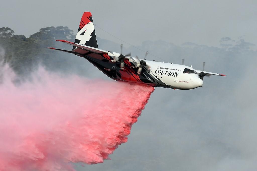 طائرة في أستراليا تشارك في إخماد حرائق اندلعت في الغابات. (سعيد خان/ أ ف ب)