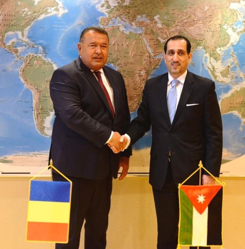 سفير الأردن في رومانيا سفيان القضاة (يمينا) ورئيس غرفة التجارة والصناعة في رومانيا. المملكة 