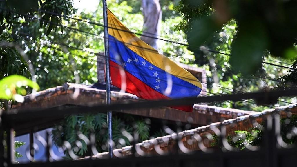 علم فنزويلا فوق السفارة الفنزويلية في السلفادور. (أ ف ب)