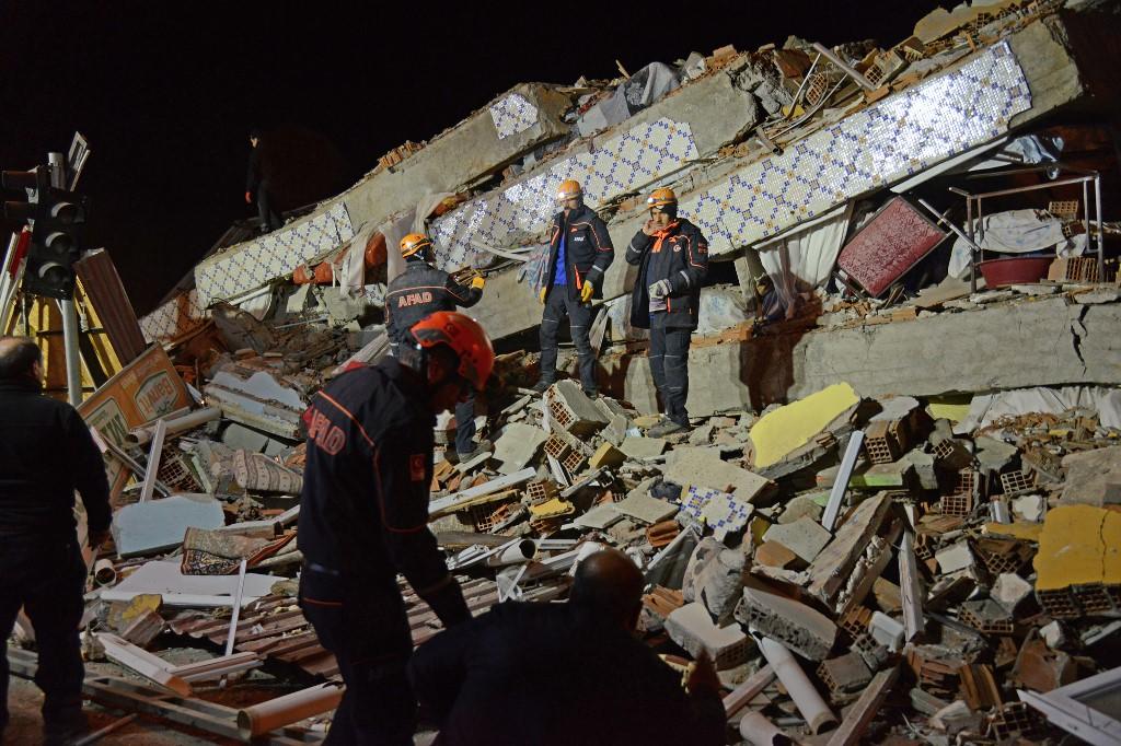  مبنى انهار في أعقاب زلزال بلغت قوته 6.8 درجة في إيلازيج ، شرق تركيا .24 يناير ، 2020. (أ ف ب) 