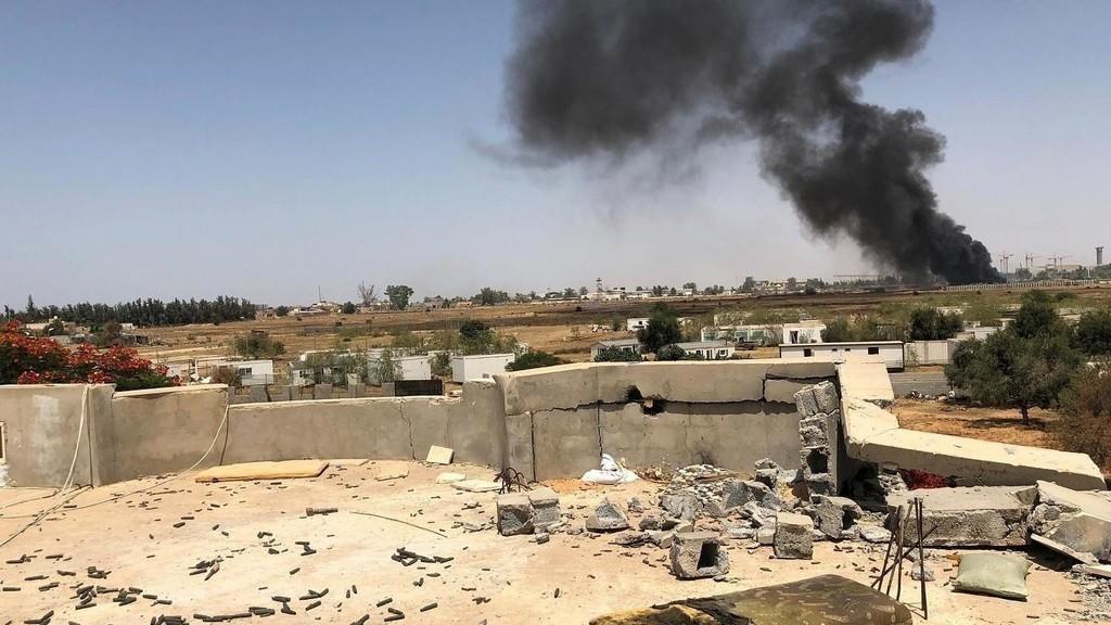 دخان يتصاعد خلال قتال جنوب طرابلس، ليبيا. 22 يونيو 2019. (رويترز) 