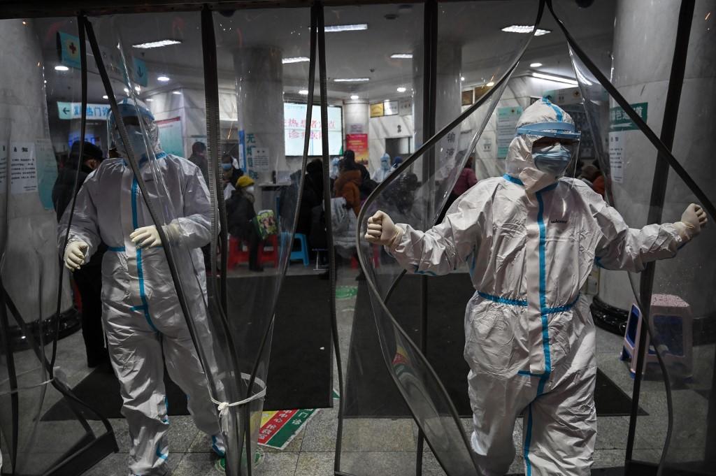 أعضاء في الفريق الطبي يرتدون ملابس واقية للمساعدة في وقف انتشار فيروس كورونا، 26 يناير/ كانون الثاني 2020. (أ ف ب)