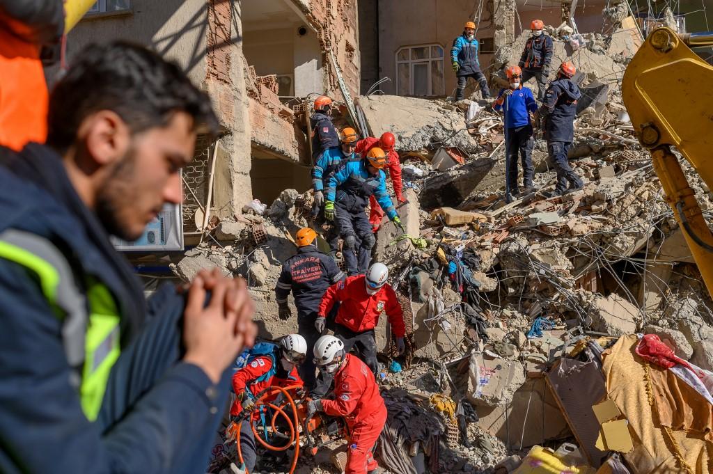 عمال إنقاذ يعملون وسط أنقاض مبنى بعد زلزال في إيلازيغ  شرق تركيا.25 يناير 2020.بولينت كيليتش / أ ف ب