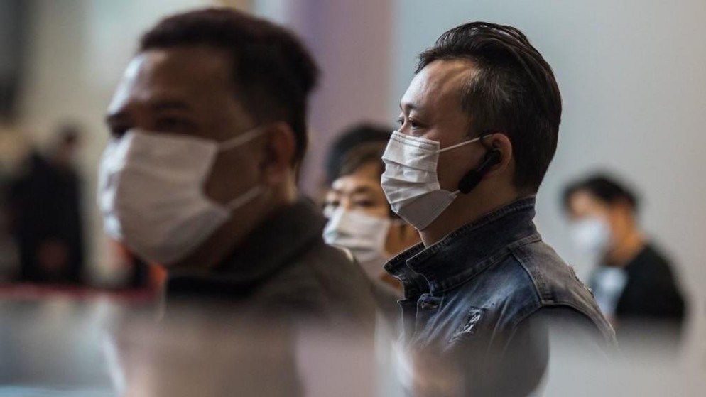 ركاب يرتدون كمامات أمام أكشاك بيع التذاكر في محطة قطار تربط هونغ كونغ بالبر الصيني. كإجراء وقائي في أعقاب تفشي فيروس كورونا. 26 كانون الثاني/ يناير 2020. (ديل دي لا ري / أ ف ب)