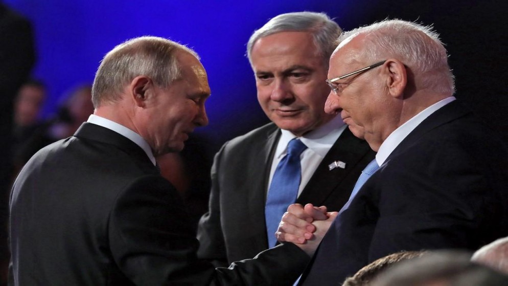 رئيس الوزراء الإسرائيلي بنيامين نتنياهو (وسط) خلال لقاء مع الرئيس الروسي فلاديمير بوتين (يسار). 23 كانون ثاني/ يناير 2020. (أ ف ب)