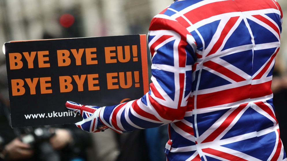 بريطاني يحتفل بخروج بلاده من الاتحاد الأوروبي. (رويترز)
