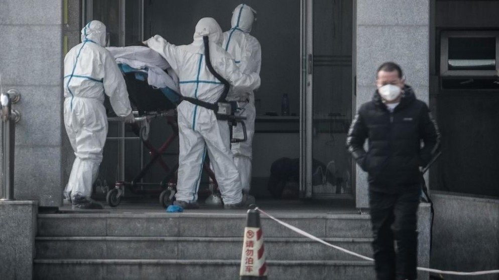 طاقم طبي ينقل مريضًا إلى مستشفى لعلاج حالة مصابة بفيروس كورونا بوسط الصين. 18 كانون الثاني/ يناير 2020. (أ ف ب)