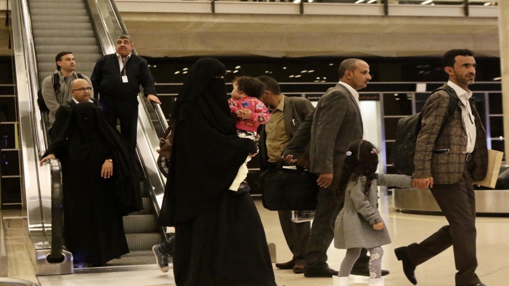 ركاب يمنيون بعد وصولهم إلى عمّان من مطار صنعاء عبر طائرة تابعة للأمم المتحدة أطلق عليها "طائرة الرحمة". (صلاح ملكاوي/ المملكة)