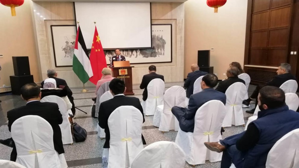 سفير الصين في عمّان بان ويفانغ خلال مؤتمر صحفي عن فيروس كورونا. (السفارة)